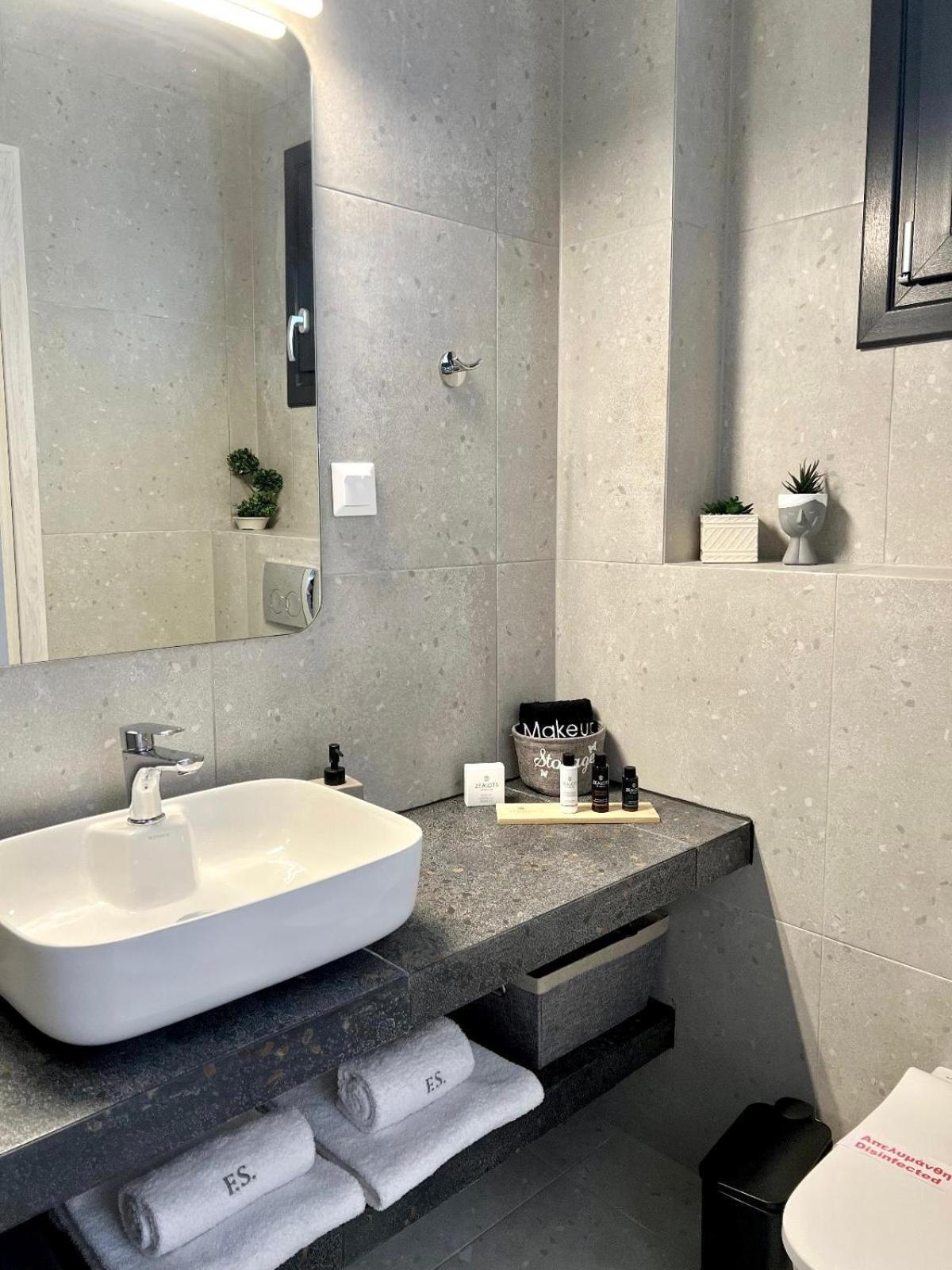 Four Shades Luxury Suites Sarti Exterior foto